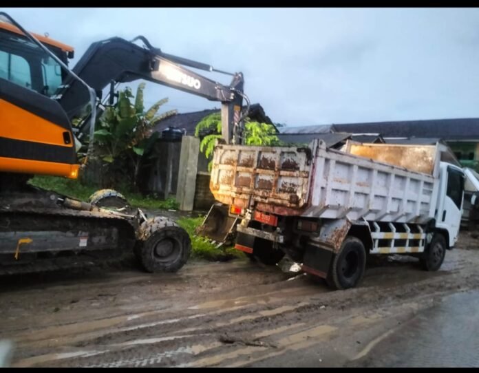 Pimpin Ratas hingga Malam, Gubernur Pastikan Penanganan Bencana Hidrometeorologi Berjalan Terukur