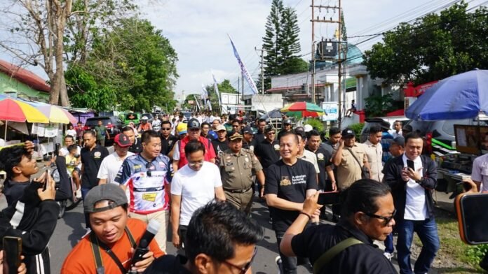 Gubernur Lepas Atribut Pejabat di “Gawe Sosial Masbagik”