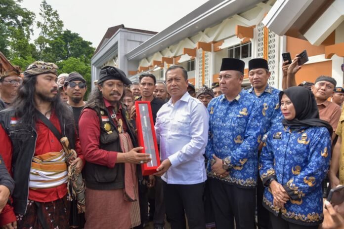 Laskar Sasak Nyatakan Dukungan, Gubernur NTB Terima Simbol Kepercayaan Adat