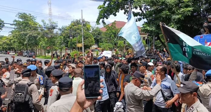 Ricuh, Demo Tuntut Kadispar Lotim dan Stafsus Pariwisata Mundur