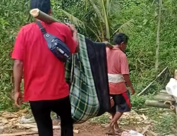 Warga Gerebegan Lembar Digotong Diduga Meninggal Akibat Jalan Rusak Parah