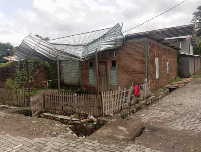 Diterjang Puting Beliung, Empat Rumah Warga Manemeng Rusak