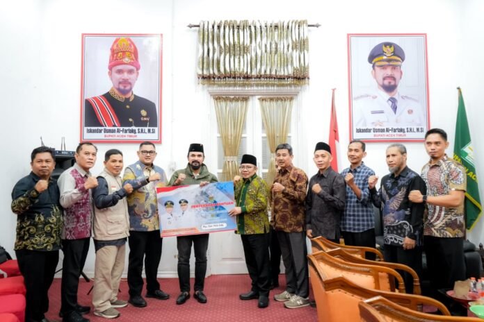 Terkumpul Rp764 Juta, Pemda KLU Serahkan Donasi Masyarakat KLU kepada Warga Korban Banjir Aceh Timur