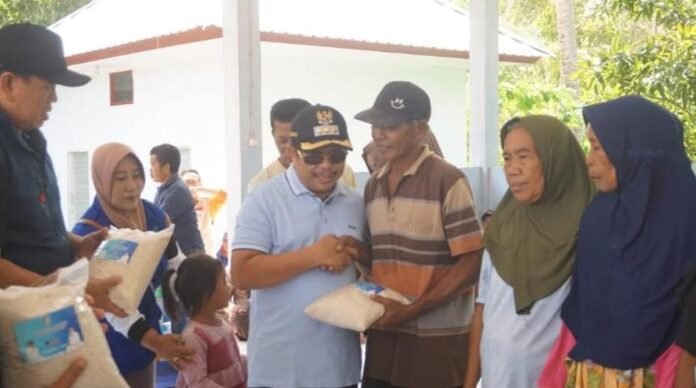 Terdampak Cuaca Ekstrem, Bupati Lobar Berikan Bantuan kepada Nelayan