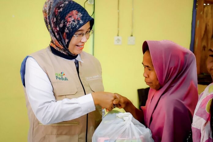 PLN UIW NTB Serahkan Bantuan bagi Korban Banjir di Desa Kabul Lombok Tengah