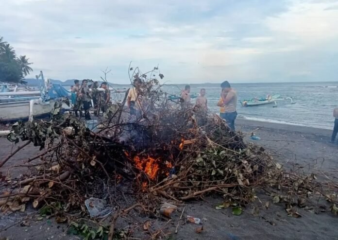 Komitmen Peduli Sampah, Pemda KLU Bersama TNI-Polri Gelar Bersih Pantai