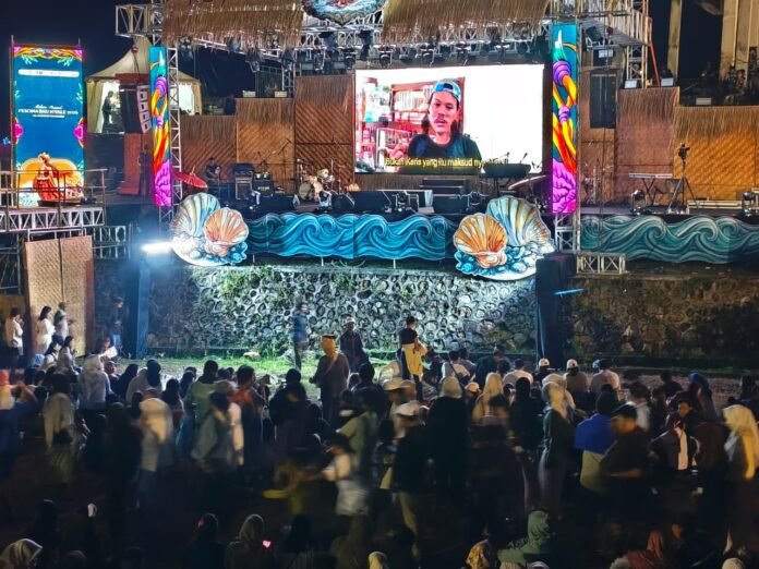 Malam Puncak Festival Bau Nyale: Ribuan Pengunjung Padati Pantai Seger