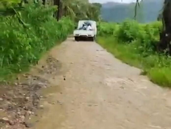 Protes Pemerintah, Warga Pengendan Sekotong Mandi Lumpur di Tengah Jalan Rusak