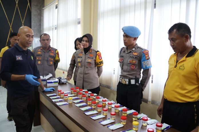 PJU Polres Sumbawa Jalani Tes Urine Mendadak