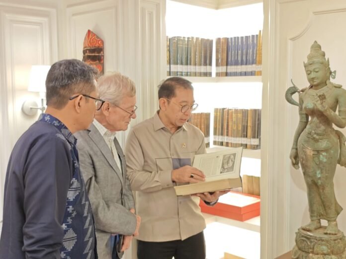 Menteri Kebudayaan Sambut Baik Penerbitan Buku Wastra Lombok