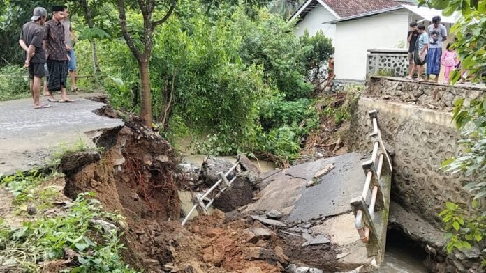 Jembatan Penghubung Sekotong Timur-Mareje Lembar Putus Total