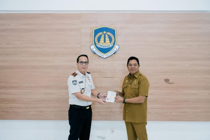 Setelah Resmi Beroperasi, Kantor Imigrasi Lotim Terbitkan Paspor Perdana untuk Bupati