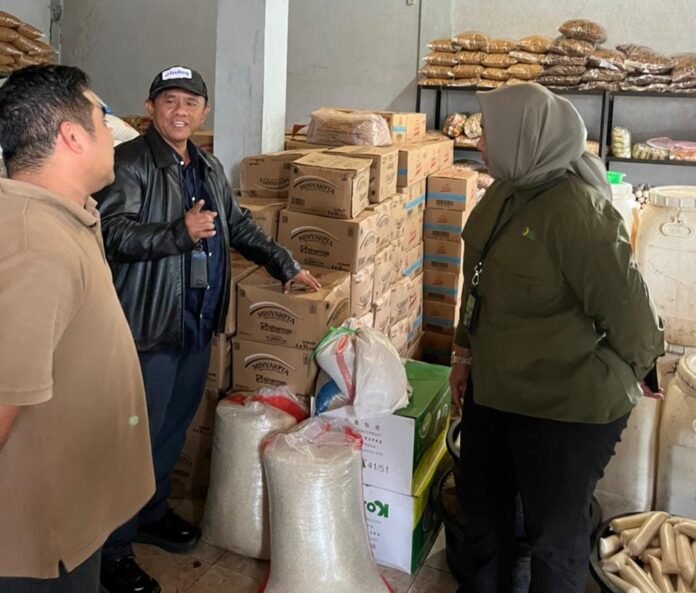 Sidak di Pasar Renteng, Bulog NTB Pastikan Stok Pangan Aman dan Harga Terkendali Selama Ramadan