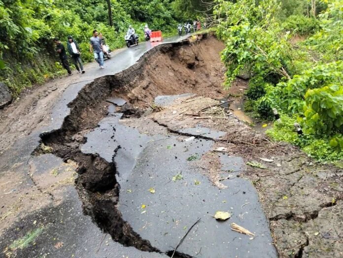 Diterjang Longsor, Jalan Utama di Sekotong Menuju Loteng Putus Total