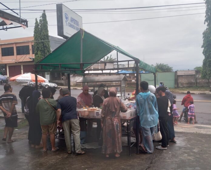 Masyarakat Teliti Beli Takjil