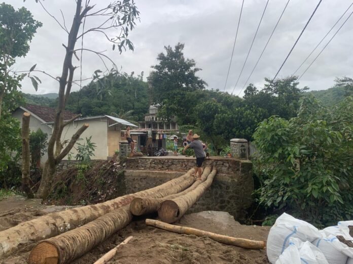 Warga Masih Terisolasi, Jembatan Darurat di Sekotong Timur Tak Bisa Dilalui Kendaraan