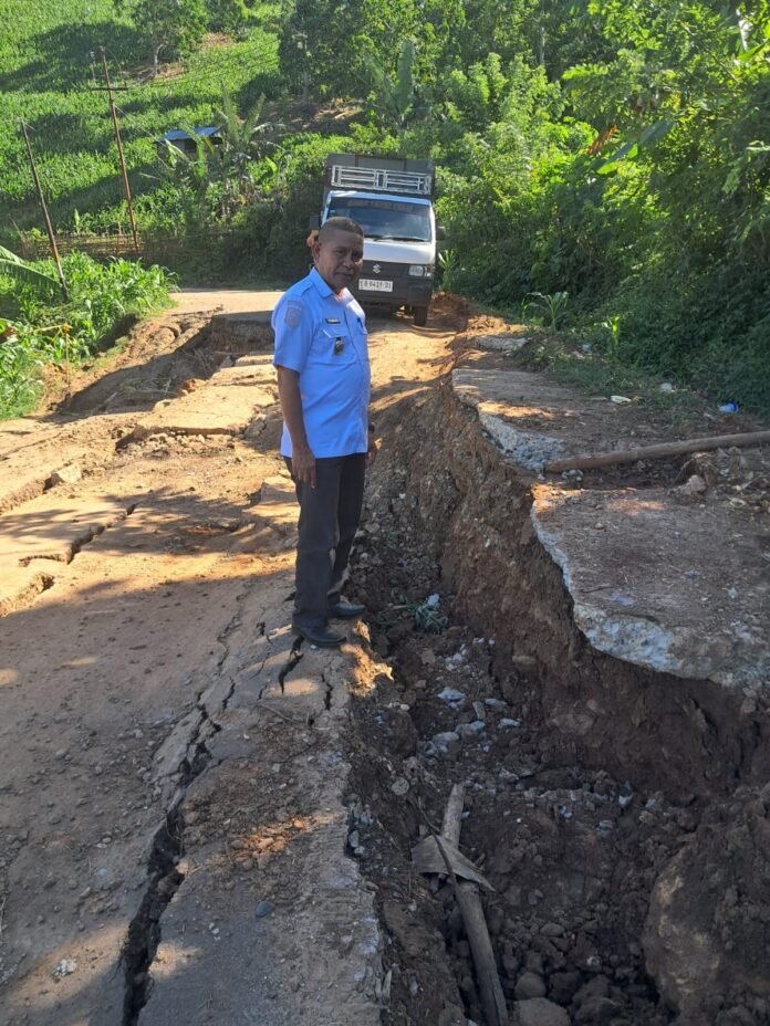 Kondisi Jalan Tente-Parado Amblas 1,5 Meter