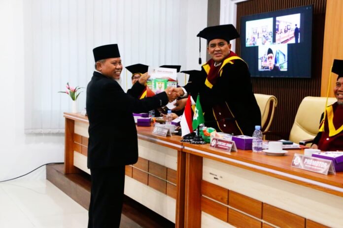Rektor Ummat Raih Gelar Doktor, Angkat Isu “Talaq Telu” dan Perjuangan Perempuan Sasak dalam Hukum Keluarga Islam