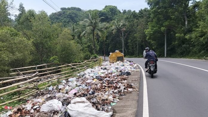Tamu Kapal Pesiar di Lobar Disambut Tumpukan Sampah