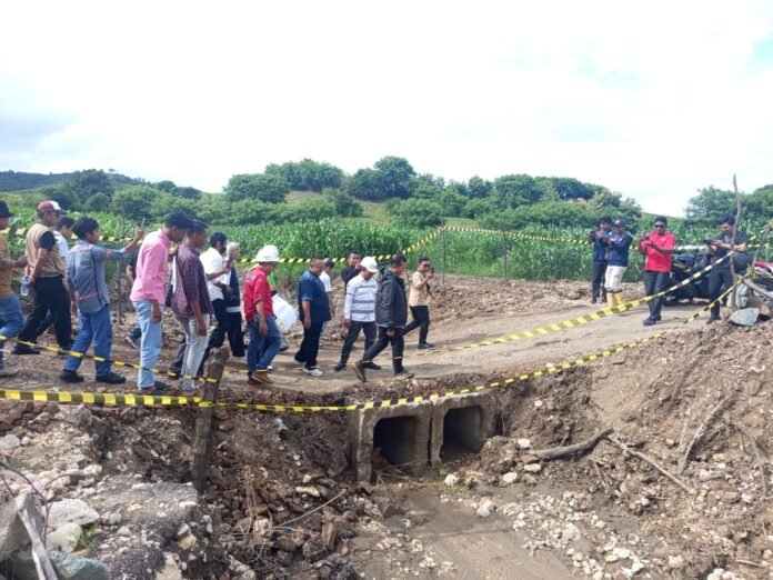 Dihantam Banjir, Ruas Jalan di Desa Batu Bangka Kembali Rusak