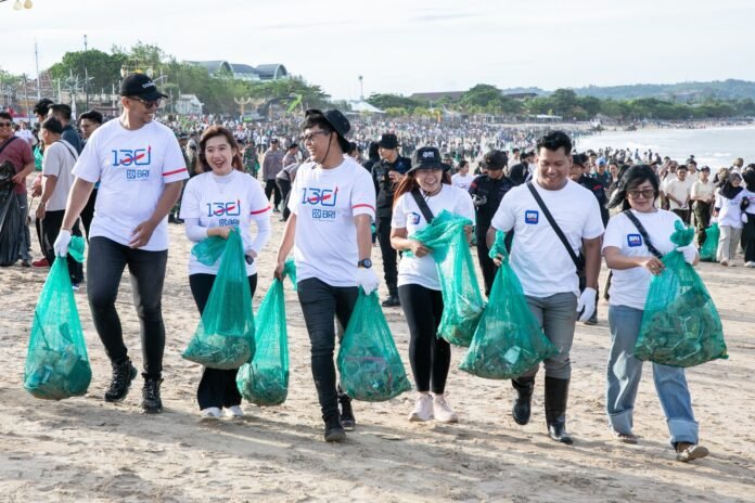 Dukung Gerakan Indonesia ASRI, BRI Peduli Ajak Masyarakat Bersih-bersih Pantai untuk Lingkungan Berkelanjutan di Pantai Kedonganan Bali