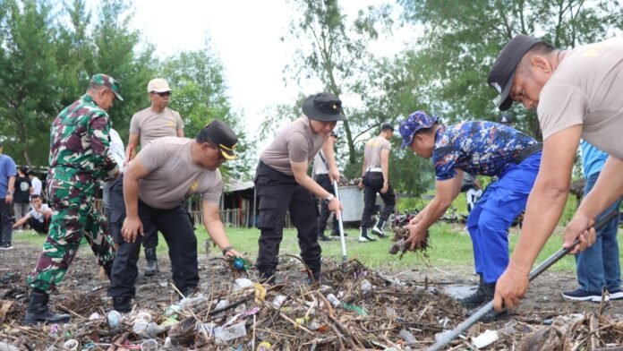 Respons Instruksi Presiden, Aparat Bersihkan Kawasan Wisata di Lobar