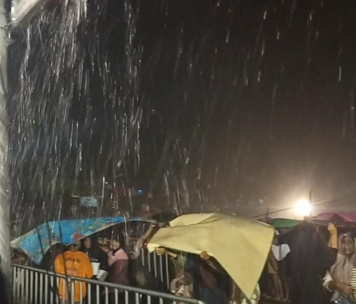 Puncak Pesona Bau Nyale di Pantai Seger Diwarnai Hujan Deras, Konser Musik Batal