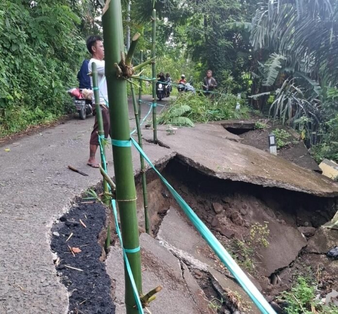 Diterjang Longsor, Jalan Penghubung Sejumlah Desa di Dopang Nyaris Putus