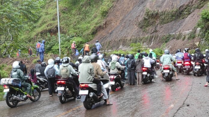 Tebing di Jalur Wisata Pusuk Sembalun Kembali Longsor