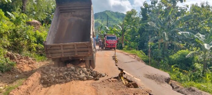 Jalan Tente-Parado Amblas, Masyarakat Perbaiki Secara Mandiri