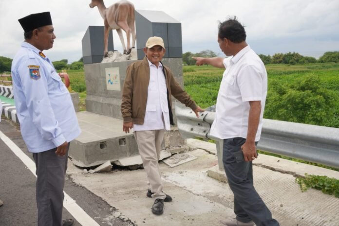 Diduga Tergerus Air, Jembatan Samota Tiga Amblas