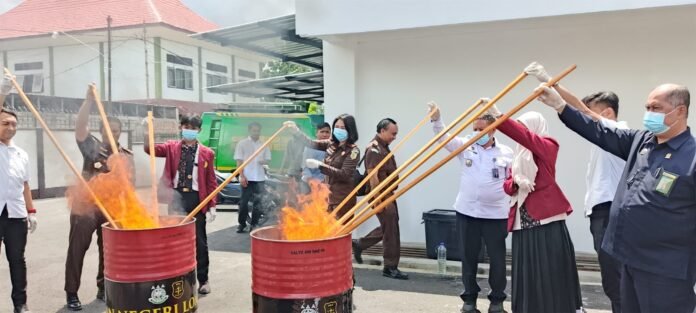 Libatkan Pelajar, Kejari Lotim Musnahkan 163,354 Gram Sabu dan 1.048,25 Gram Ganja