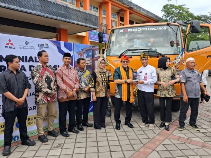 SMKN 3 Mataram Terima Donasi Fuso dari Industri
