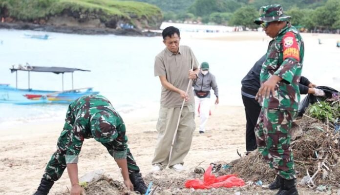 Launching Gerakan Indonesia ASRI, ASN Loteng Turun Bersihkan Kawasan Tanjung A'an