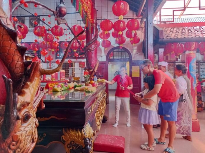 Rayakan Tahun Baru Imlek 2026, Umat Konghucu Mataram Penuhi Kelenteng Po Hwa Kong