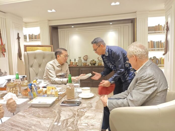 Menteri Kebudayaan Sambut Baik Penerbitan Buku Wastra Lombok