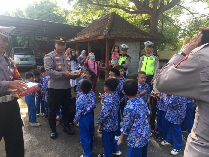 Peserta Didik TK Purnama Antusias Ikuti Polisi Sahabat Anak di Polsek Mataram