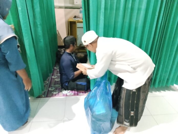 Majelis Hubbun Nabi dan Yayasan Ponpes At-Tadris Rutin Bagikan 80 Nasi Sahur Gratis Setiap Malam Ramadan