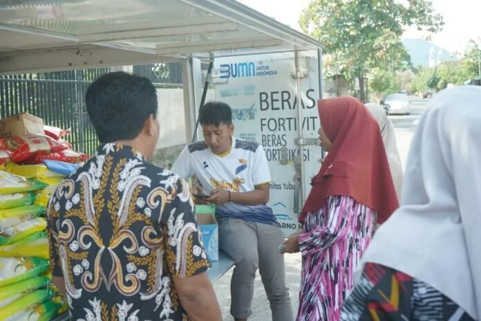 Salurkan 5,5 Ton Beras Lewat Pasar Murah