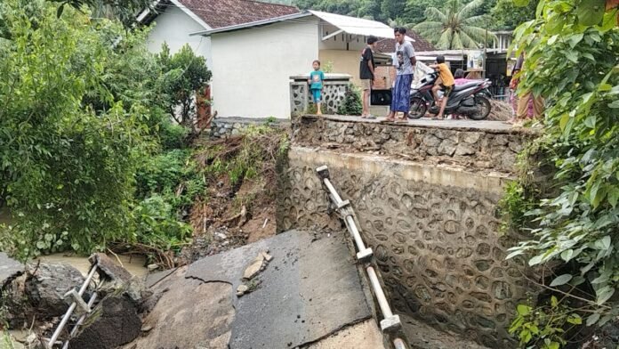 Jembatan Darurat Belum Dibangun, Siswa di Lima Dusun Sekotong Timur Terisolasi Terpaksa Libur Sekolah