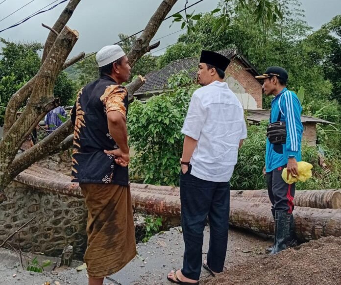 Pemkab Diminta Gerak Cepat, Ketua DPRD Lobar Bantu Warga Bangun Jembatan Darurat di Sekotong Timur