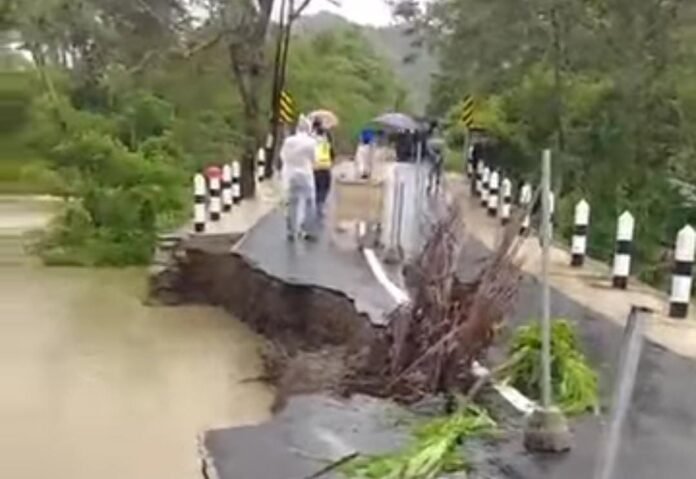 Baru Dibangun Beberapa Bulan, Jalan Tempos-Banyu Urip Lombok Barat Amblas Diterjang Luapan Air Sungai