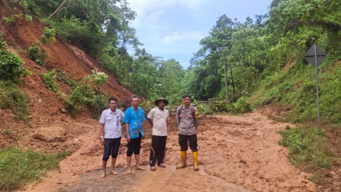 Dampak Banjir, Akses Jalan di Sekongkang Lumpuh