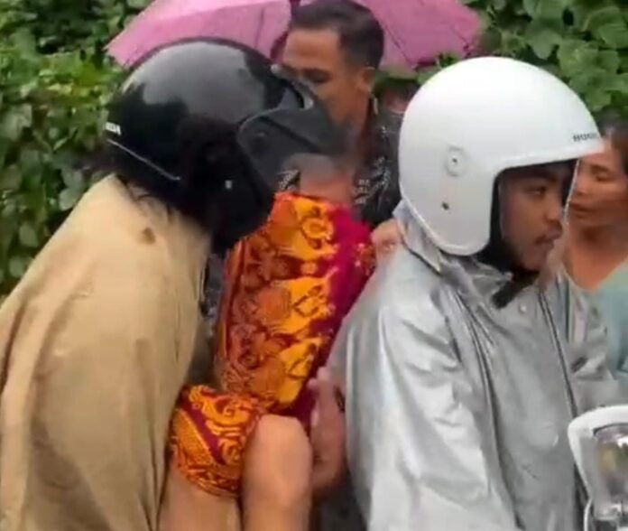 Warga Digotong Lewati Jalan Putus di Sekotong Meninggal Dunia di Rumah Sakit