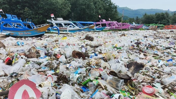 Sampah Plastik Menumpuk di Pantai, Bupati Lobar Koordinasi dengan Dandim dan Kapolres