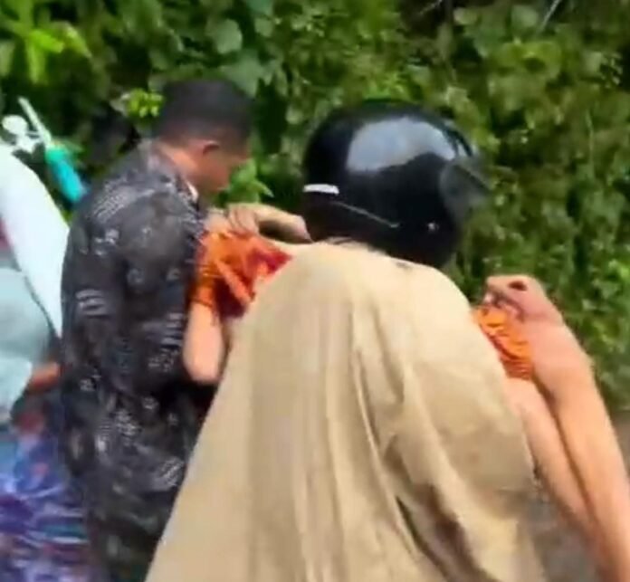 Akibat Jalan Putus, Warga Buwun Mas Terhambat Berobat ke Puskesmas