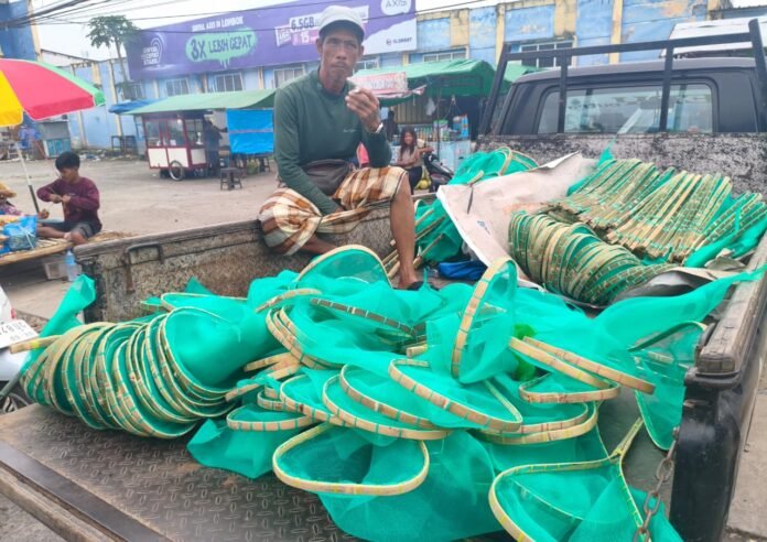 Pedagang Jaring Nyale Raup Keuntungan Hingga Jutaan Rupiah di Momen Bau Nyale