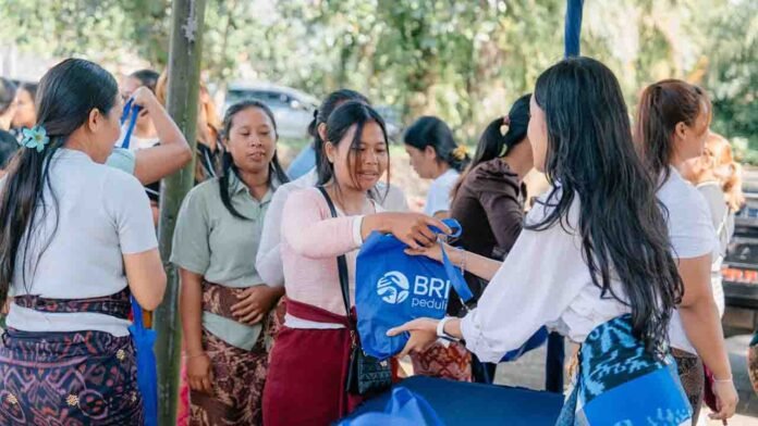 BRI menyalurkan sembako bagi warga yang merayakan Nyepi di Bali. (suarantb.com/ist)