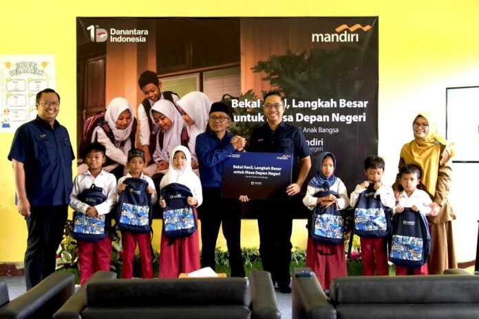 Dukung Pendidikan, Bank Mandiri Bagikan Ribuan Tas ke Anak di Lombok