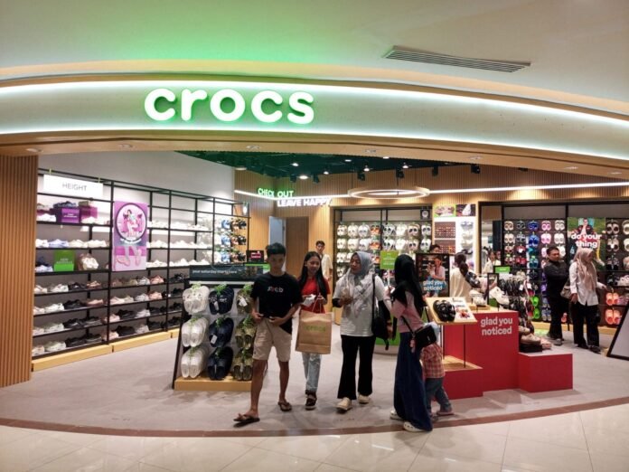 Crocs Kini Hadir di Lombok Epicentrum Mall, Sediakan Beragam Pilihan Sandal